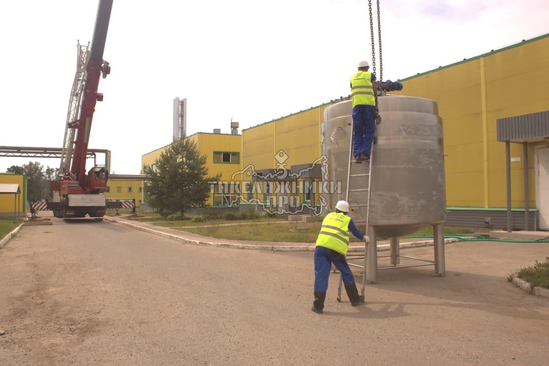 Перемещение оборудования при помощи автокрана